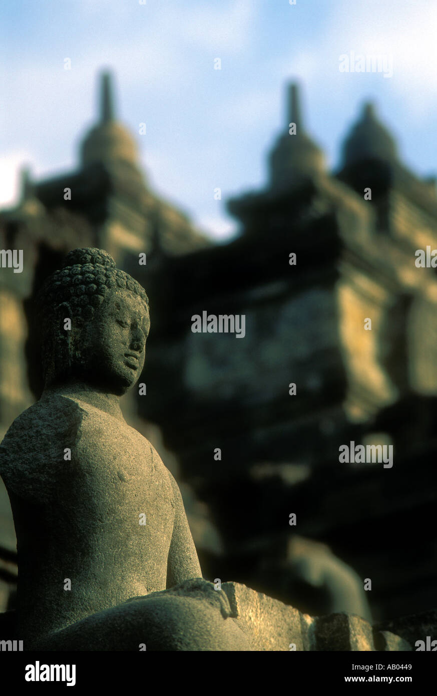 Buddha di pietra al Borobudur complesso Buddista sull'isola di Java in Indonesia Asia del sud-est Foto Stock
