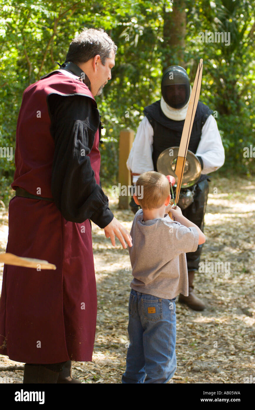 Un ragazzo impara a sparare arco e freccia durante una dimostrazione rinascimentale al Magnolia Park di Apopka, Florida, USA Foto Stock