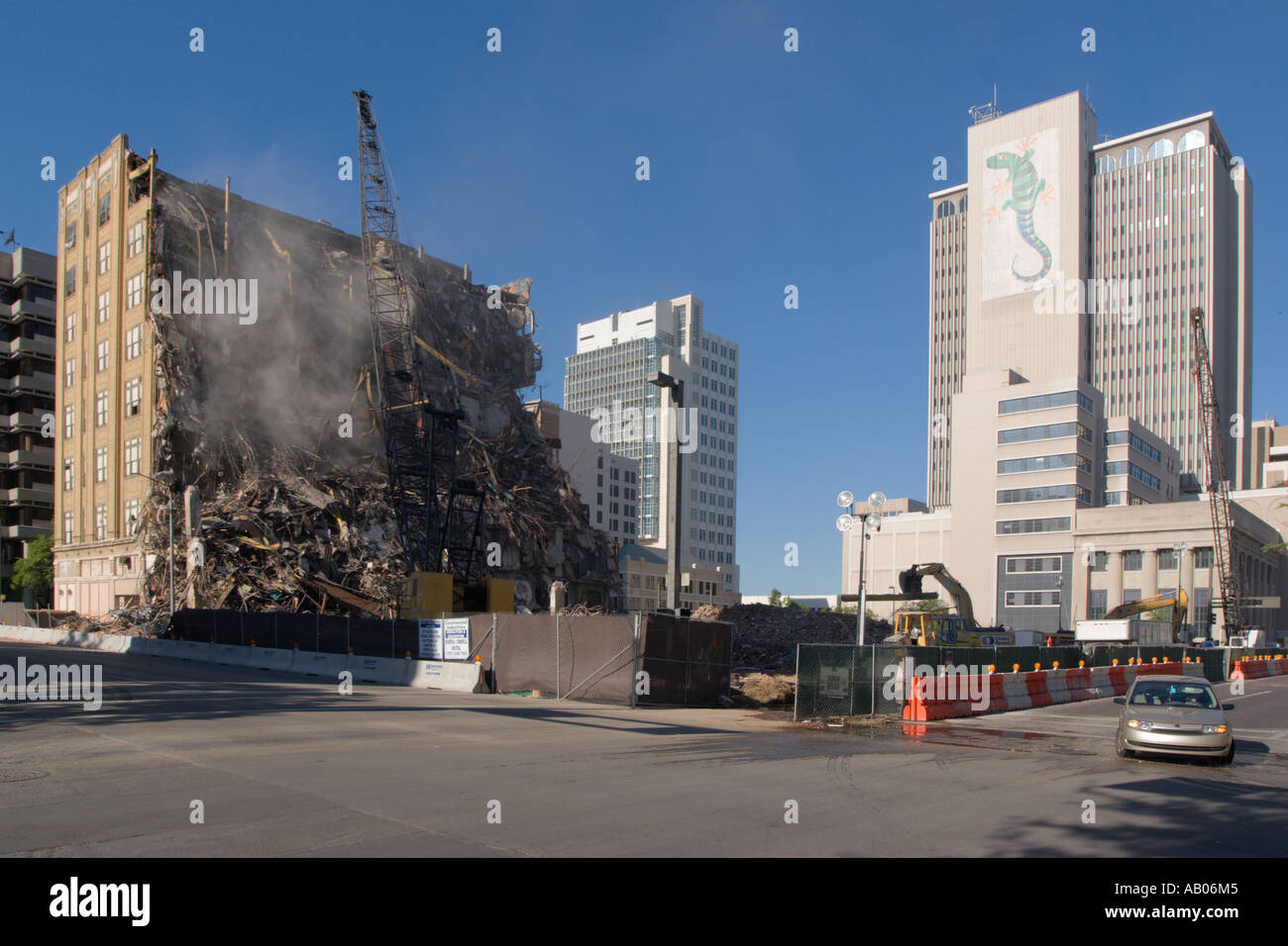 Demolizione di un edificio a più piani nel centro di Tampa, Florida, Stati Uniti Foto Stock