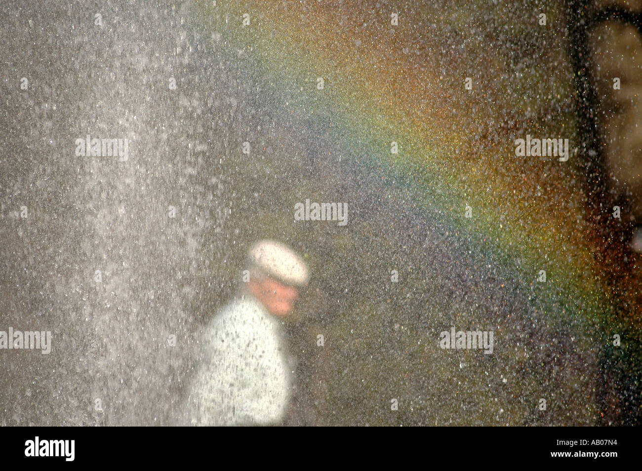 Il vecchio uomo a camminare nel parco Foto Stock