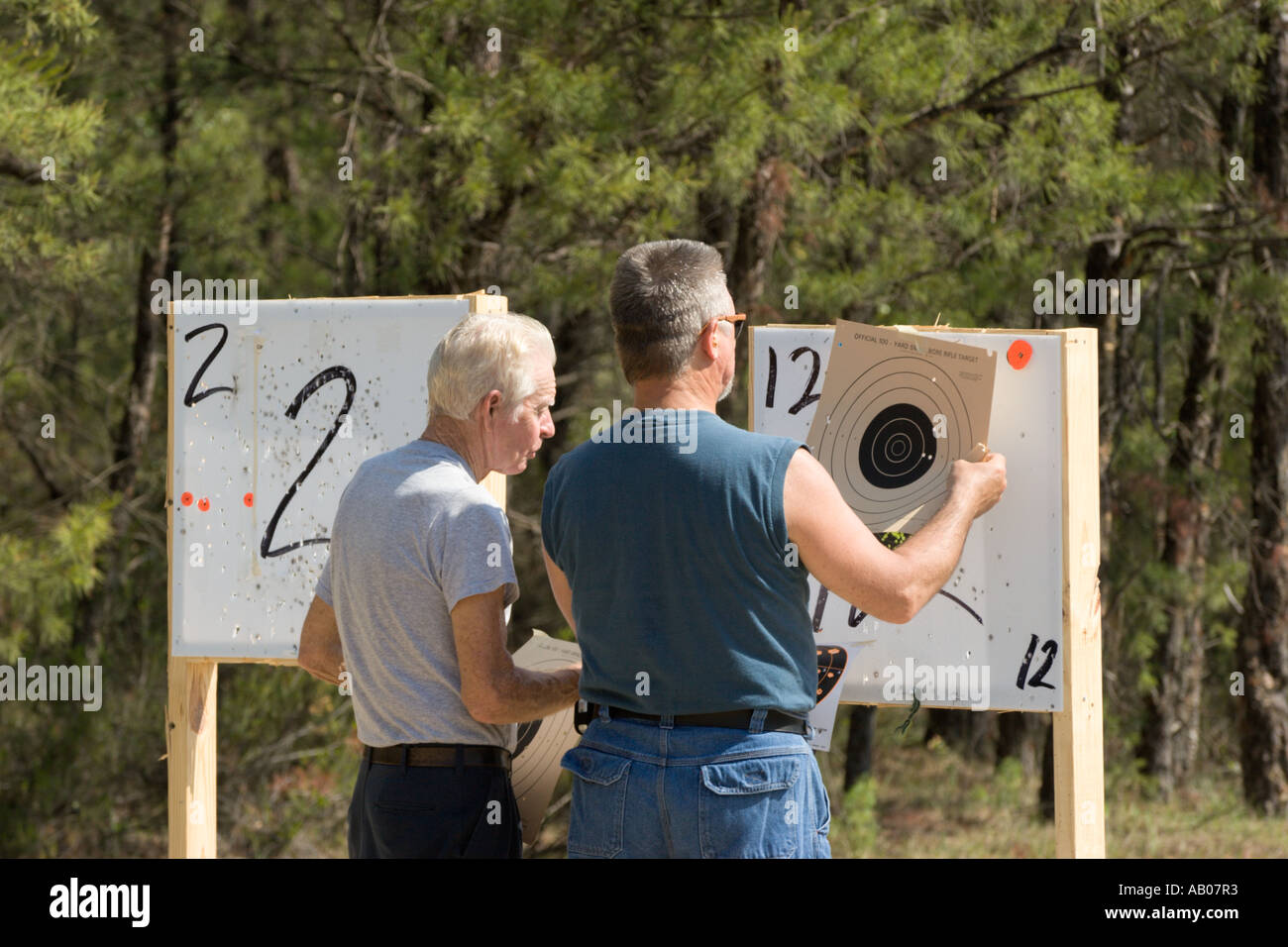 Un uomo e un padre anziano controllano la precisione degli obiettivi durante le esercitazioni al poligono di tiro nella Ocala National Forest Ocala Florida USA Foto Stock