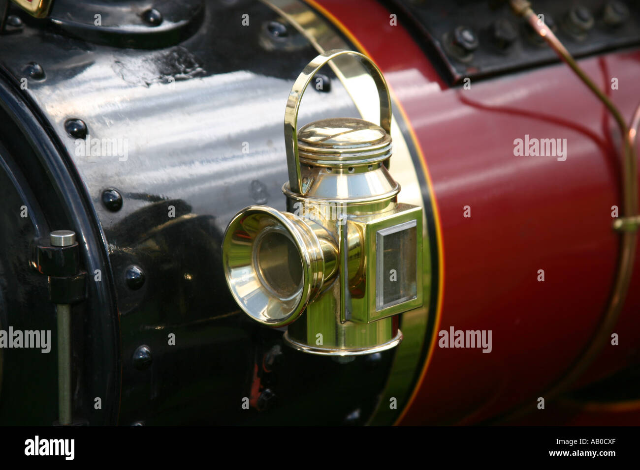 Lampada a carburo in ottone montato per il modello in scala del motore di trazione. Foto Stock