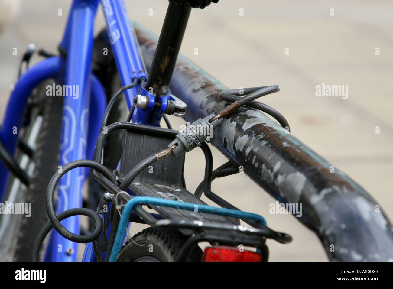 Combinazione di bicicletta anti ladro serratura in uso. Foto Stock