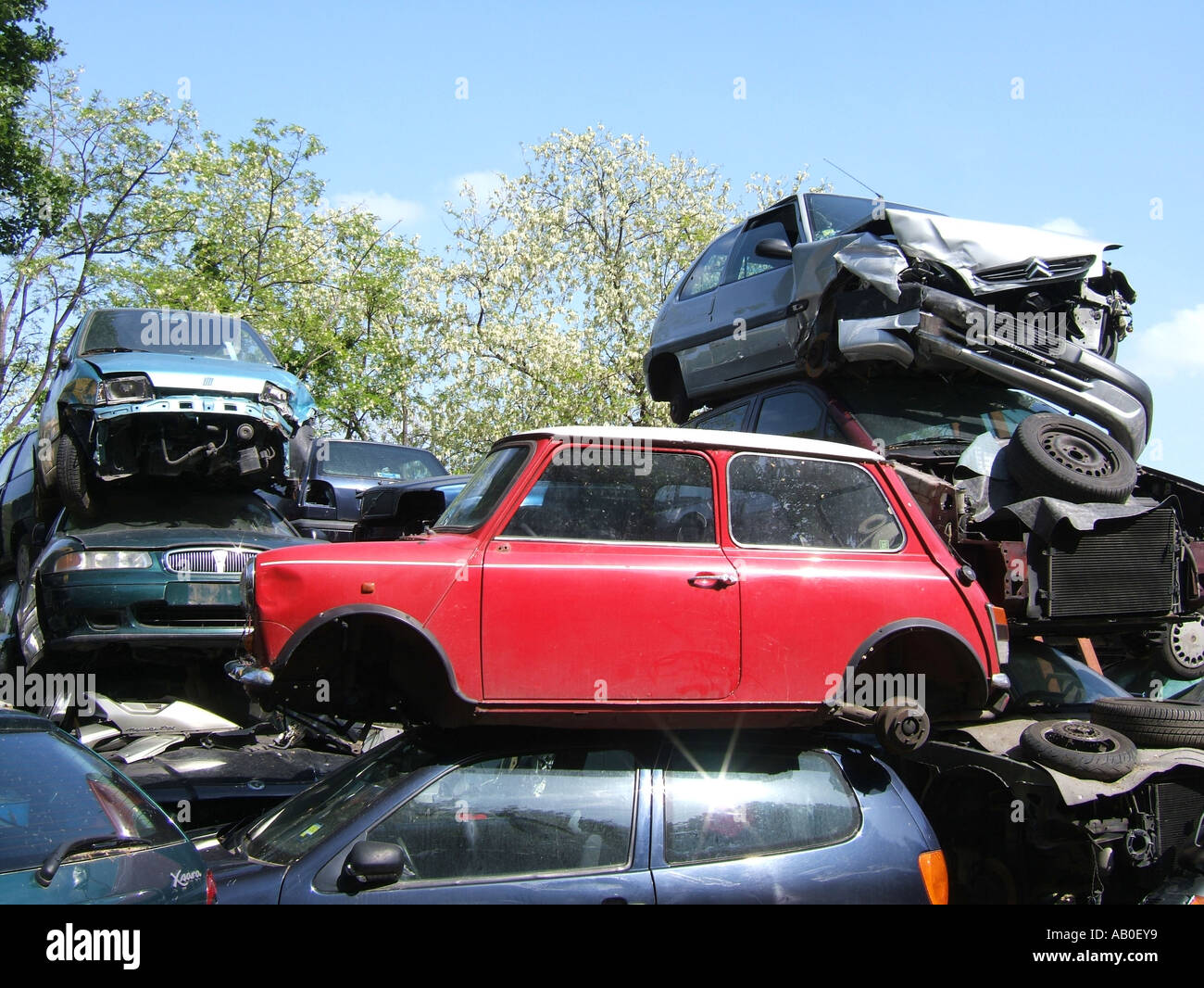 Auto demolitori in cantiere di scarto Foto Stock