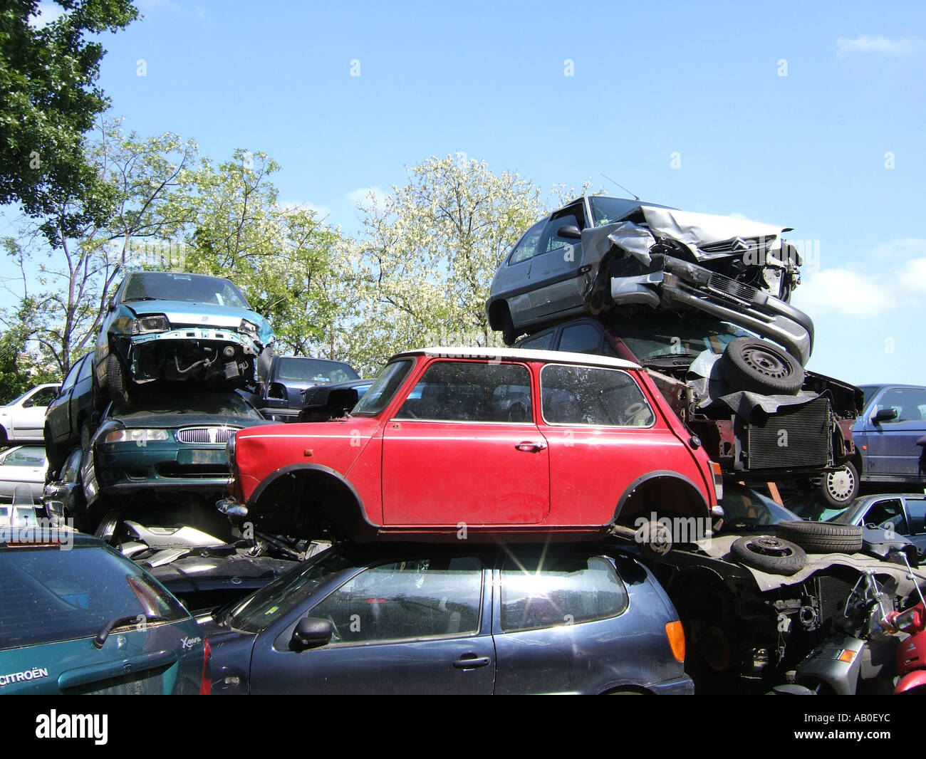 Auto demolitori in cantiere di scarto Foto Stock