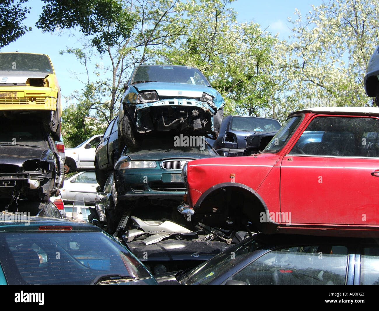 Auto demolitori in cantiere di scarto Foto Stock