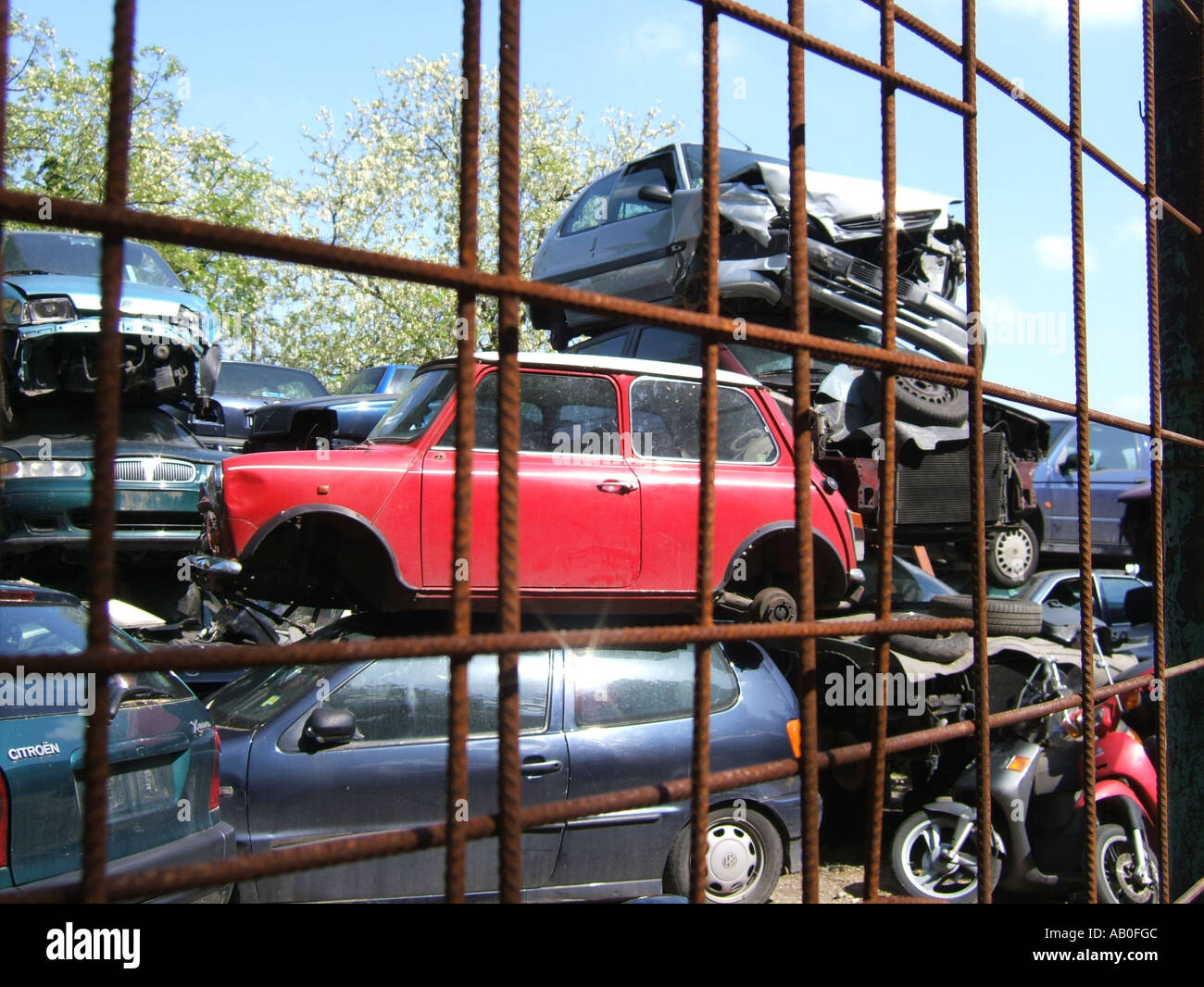 Auto demolitori in cantiere di scarto Foto Stock