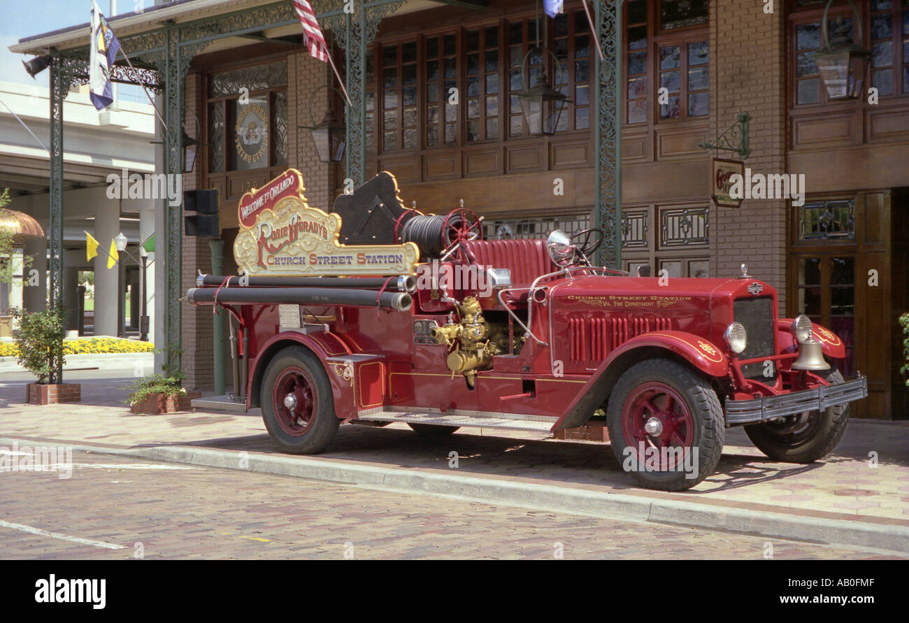 Il vecchio motore fire parcheggiati come attrazione a Rosey Ogrady's night club in Orlando area della città vecchia. Foto Stock