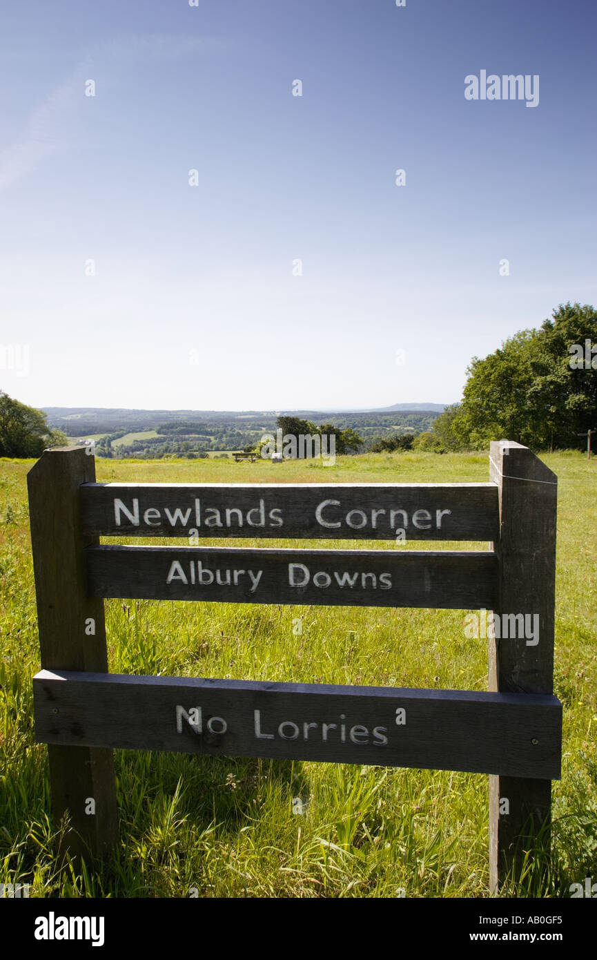 Cartello a Newlands Corner Surrey in Inghilterra REGNO UNITO sulla North Downs modo guardando verso il South Downs Foto Stock