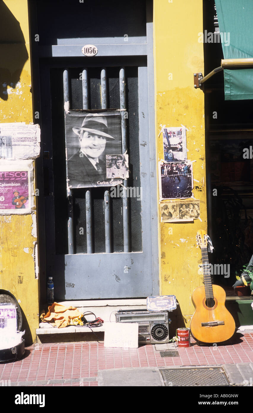 Carlos Gardel poster sulla porta e la chitarra, San Telmo, Buenos Aires, Argentina Foto Stock