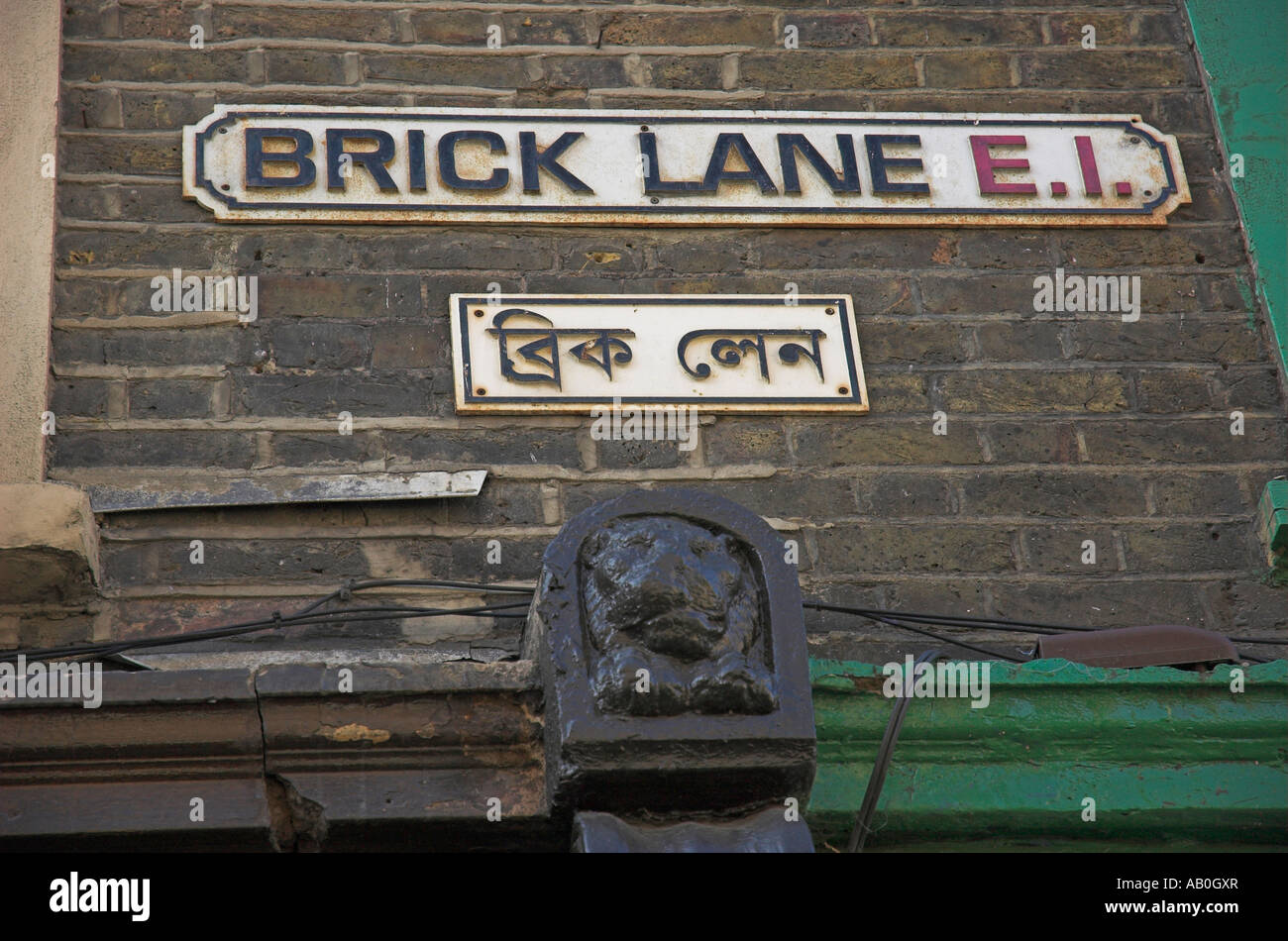 Insegne stradali di Brick Lane London in inglese e arabo. Londra Regno Unito Foto Stock
