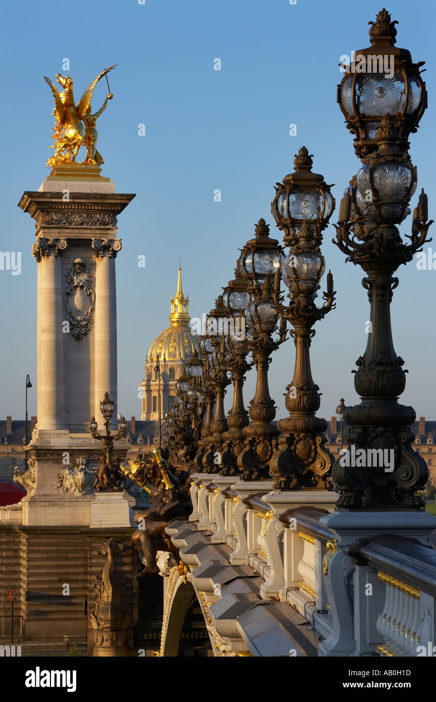 Pont Alexandre III ponte sul Fiume Senna con Hotel les Invalides al di là di Parigi Francia Foto Stock
