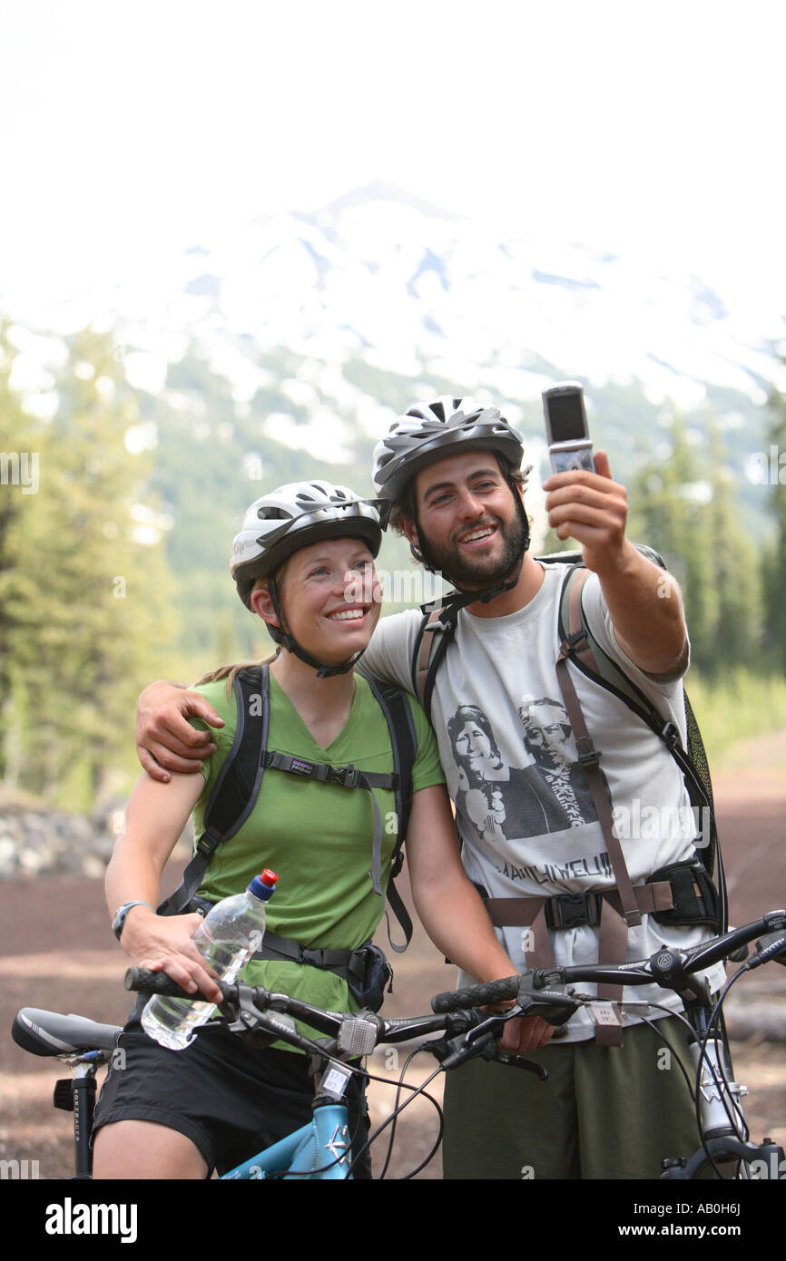 Matura in mountain bike Prendete una foto insieme con un telefono cellulare Foto Stock