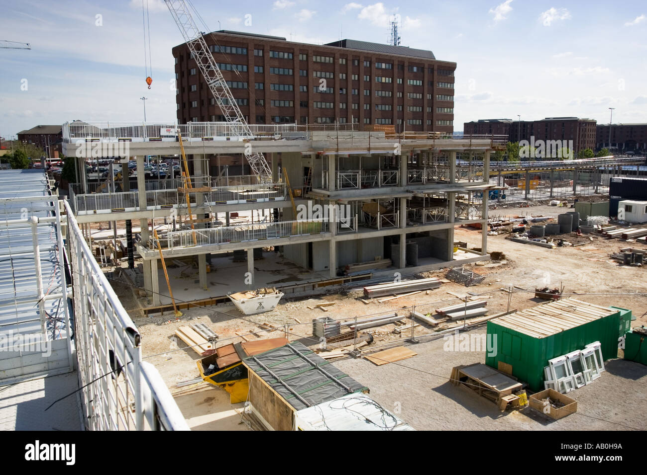 City Building site, Regno Unito - vista su un British urbano della città interna edificio sito verso un nuovo ufficio costruzione, Inghilterra. Foto Stock