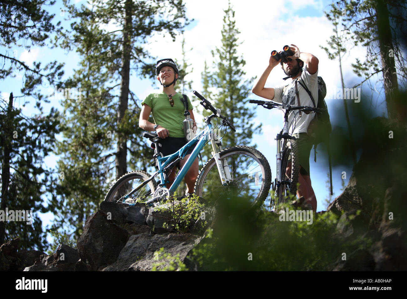 Mountain bike giovane prendere una pausa Foto Stock