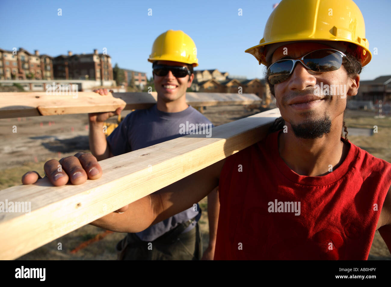 Due lavoratori edili sorridente ritratto Foto Stock