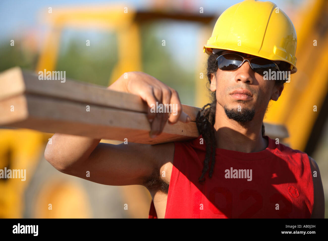 Lavoratore edile con due a carponi sulla spalla Foto Stock