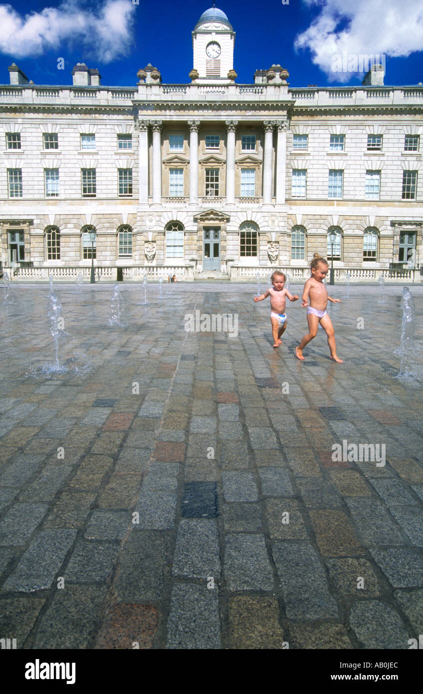 Bambini che giocano con le fontane Somerset House Londra Foto Stock