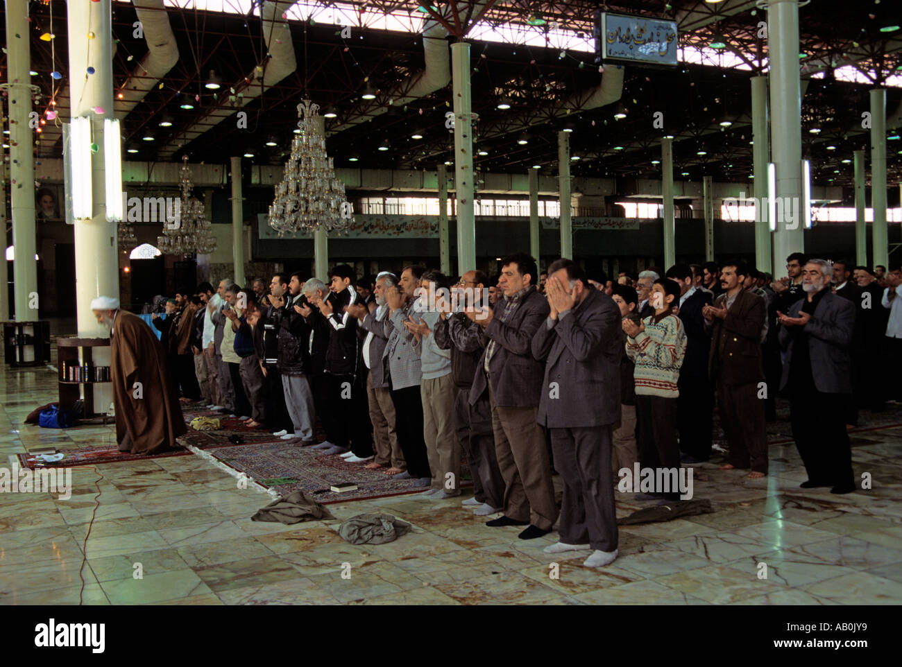 La folla pregando in Khomeini la tomba nel mausoleo dell Ayatollah Khomeini, Teheran, Iran, Medio Oriente Foto Stock