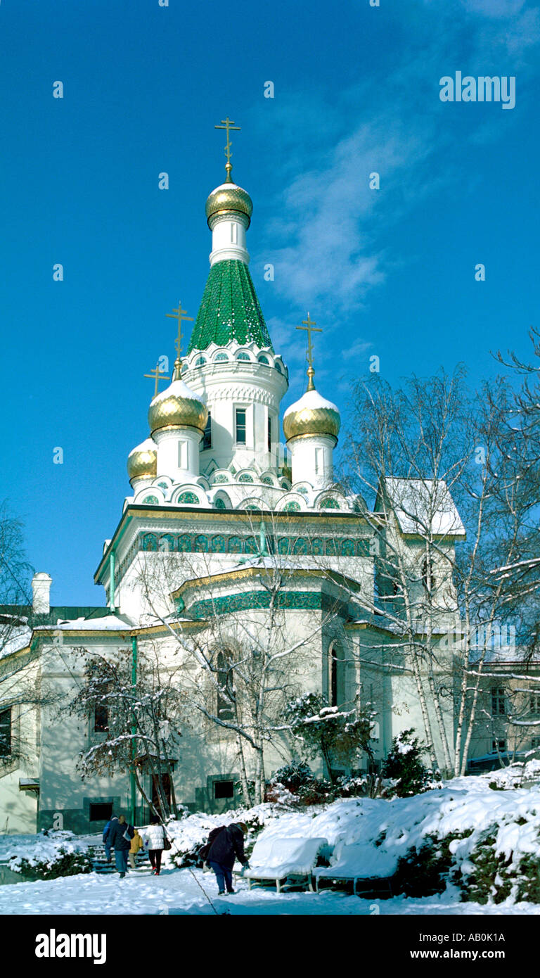 Chiesa russa di San Nikolai nella neve a Sofia la capitale della Bulgaria Foto Stock