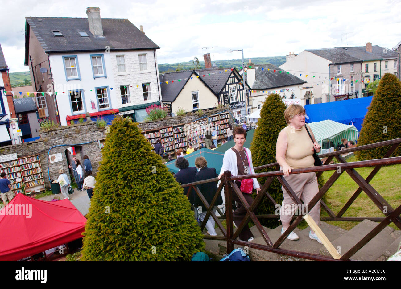 Vista sull'aria aperta onestà bookshop al castello di Fieno Hay on Wye Powys Wales UK durante l'annuale festival del libro Foto Stock