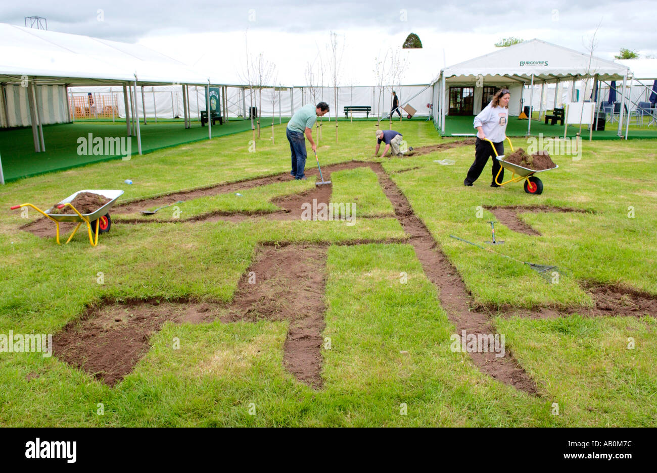 Canale 4 logo televisivo essendo tagliato nel manto erboso a Hay Festival sito Hay on Wye Powys Wales UK Foto Stock