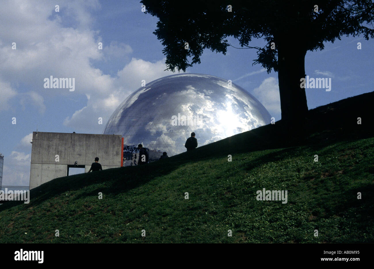 Sfera nel Parc de la Villette a Parigi Francia Foto Stock