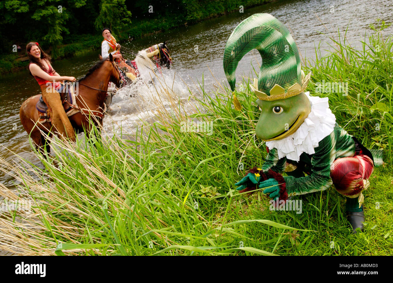 Gli artisti interpreti o esecutori e i cavalli da circo Giffords rinfrescarsi nel fiume Wye a Hay on Wye Powys Wales UK Foto Stock