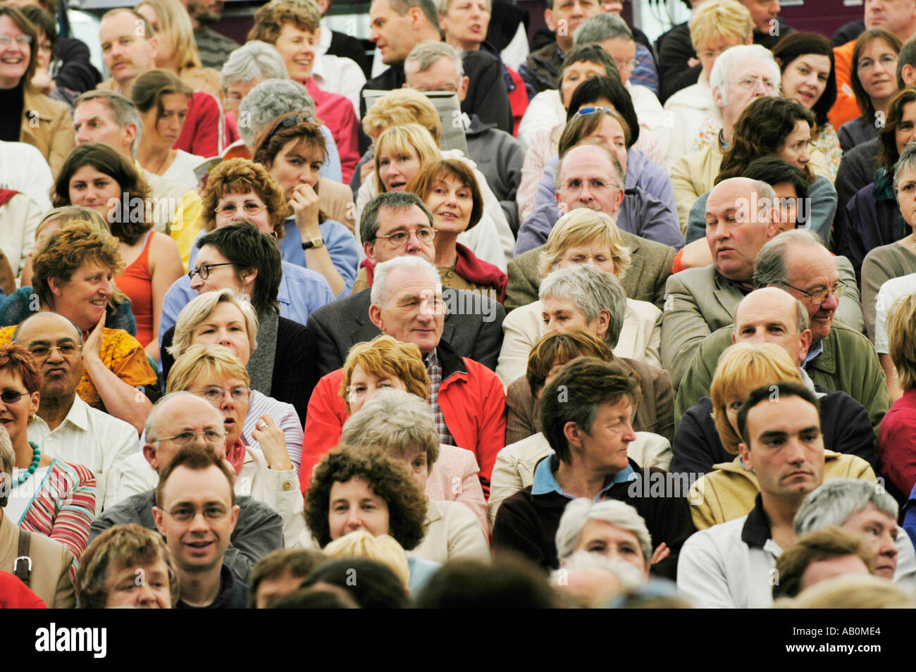 Pubblico seduto in attesa di ascoltare autore parlando a Hay Festival letterario Hay on Wye Powys Wales UK Foto Stock
