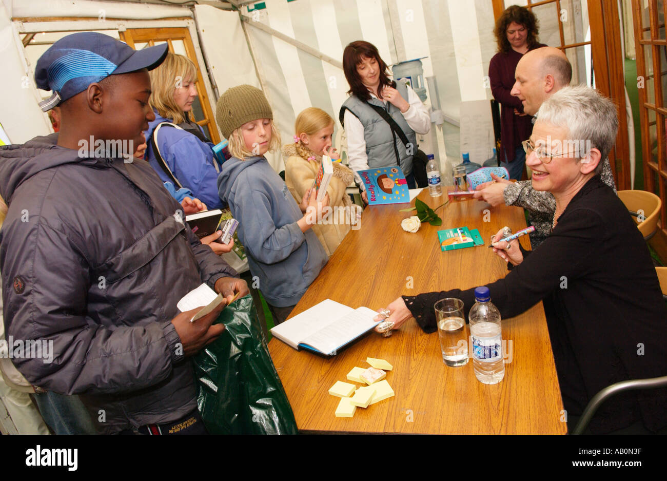 Gli appassionati di childrens autore Jacqueline Wilson coda per lei a firmare libri presso il Guardian Hay Festival 2005 Foto Stock