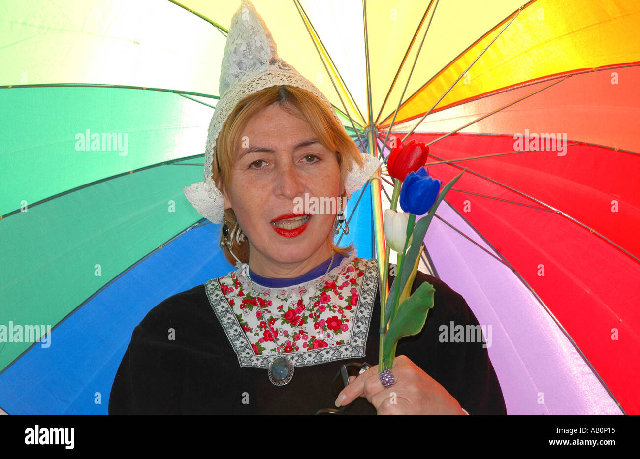 Tradizionalmente condita lady in Piazza Dam Amsterdam Olanda Foto Stock