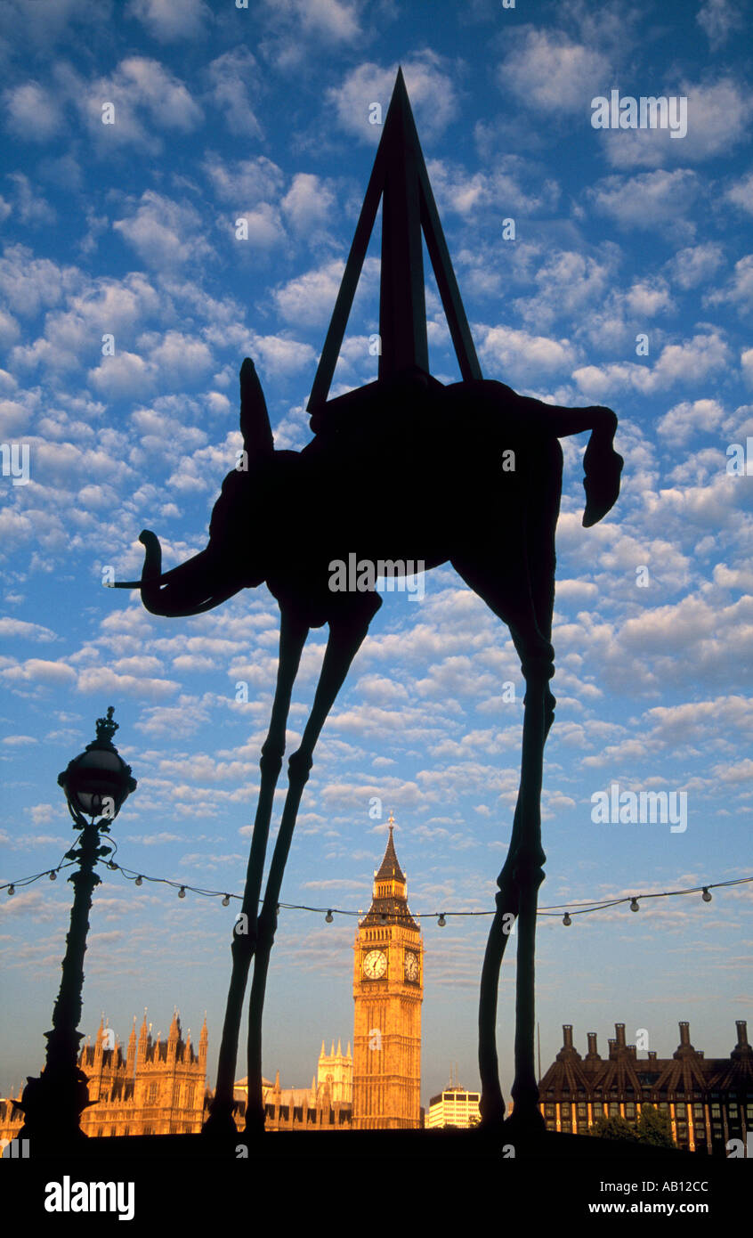 Elefante Dali e il Parlamento Londra sunrise Foto Stock