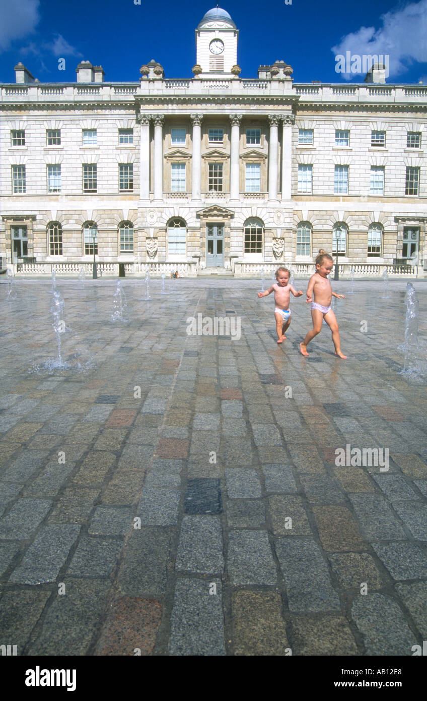 I bambini a giocare a Somerset House Londra Foto Stock