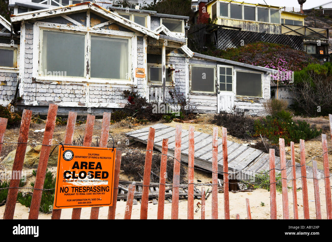 Sbriciolare beach cottages presso il quartiere storico di Crystal Cove parco statale, Laguna Beach, California, Stati Uniti d'America (giugno 2007) Foto Stock