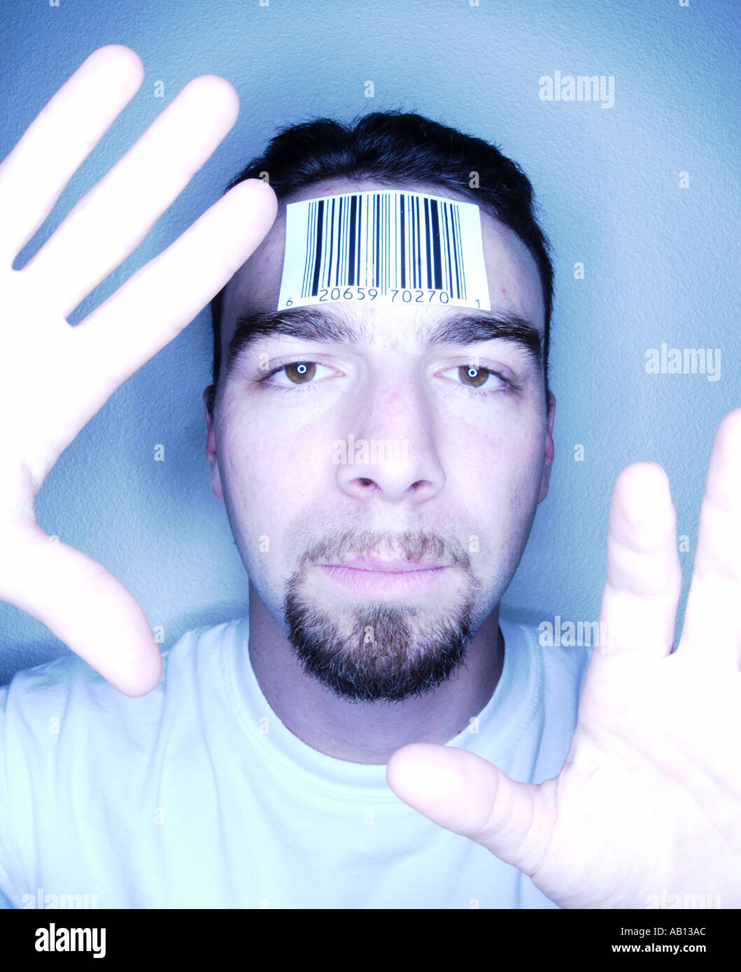 Uomo con etichetta con codice a barre sulla fronte mani Foto Stock