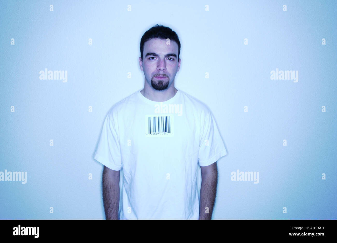 Uomo con etichetta con codice a barre sulla camicia Foto Stock