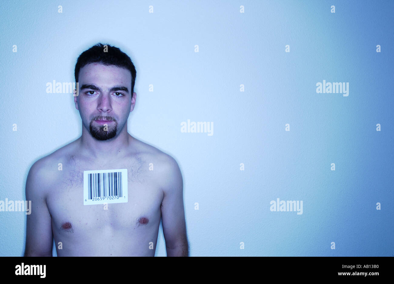 Uomo con etichetta con codice a barre sul petto Foto Stock
