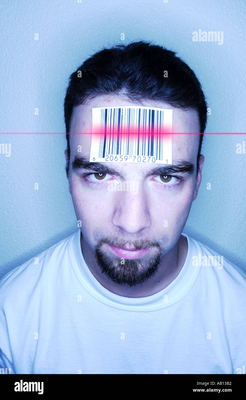 Uomo con etichetta con codice a barre sulla fronte getting scansionato Foto Stock