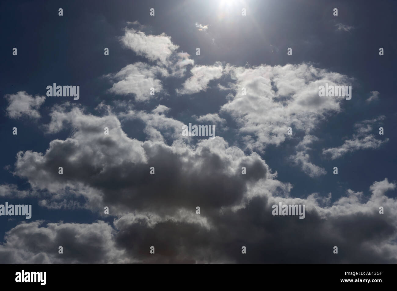 La luminosa luce del sole e il bianco delle nuvole in cielo blu Foto Stock