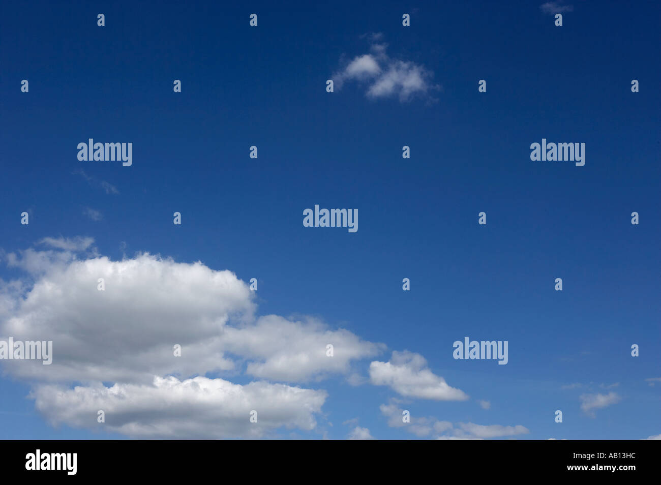 Nuvole bianche in chiaro Cielo di estate blu Foto Stock