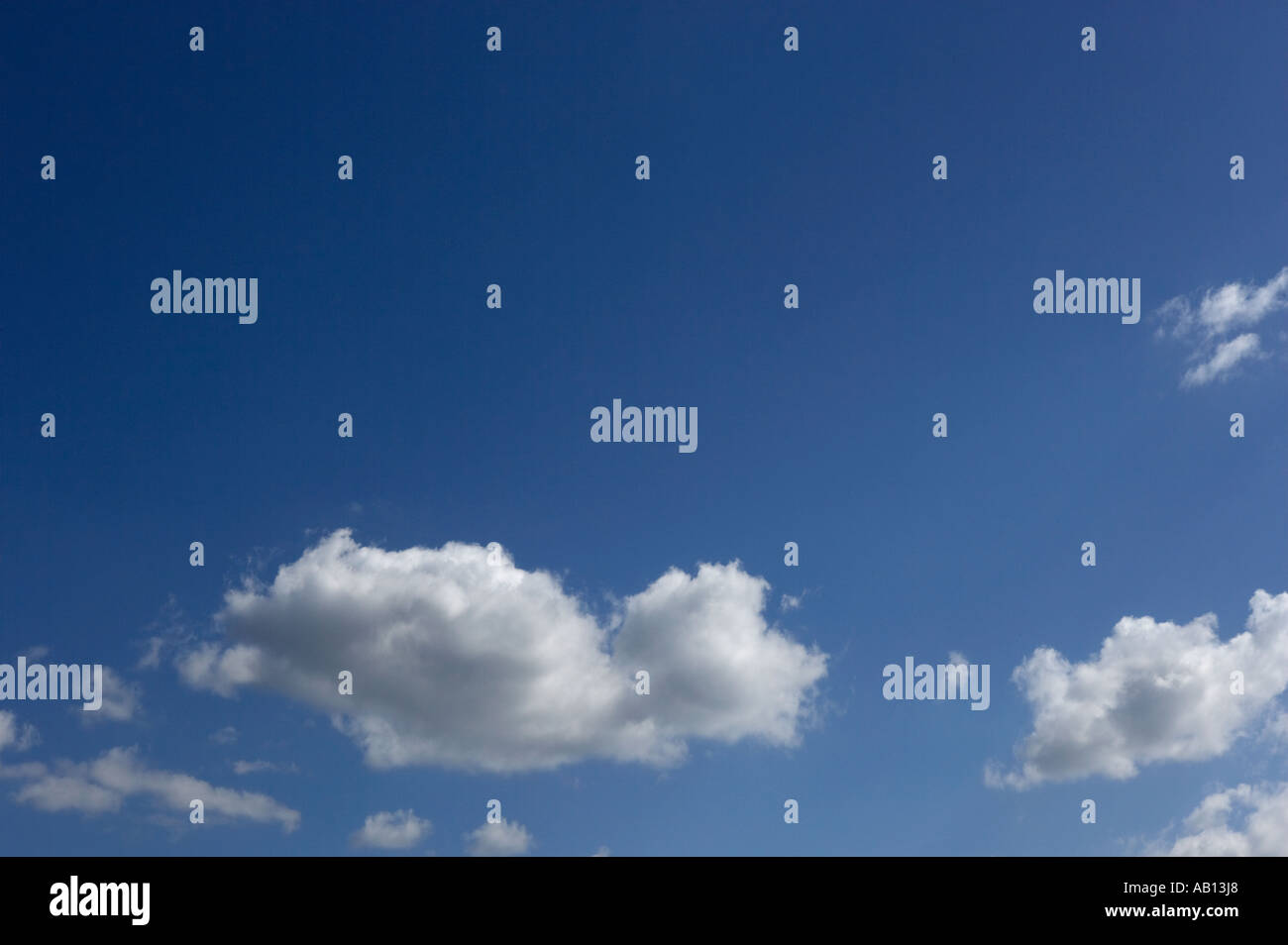 Nuvole bianche in chiaro Cielo di estate blu Foto Stock