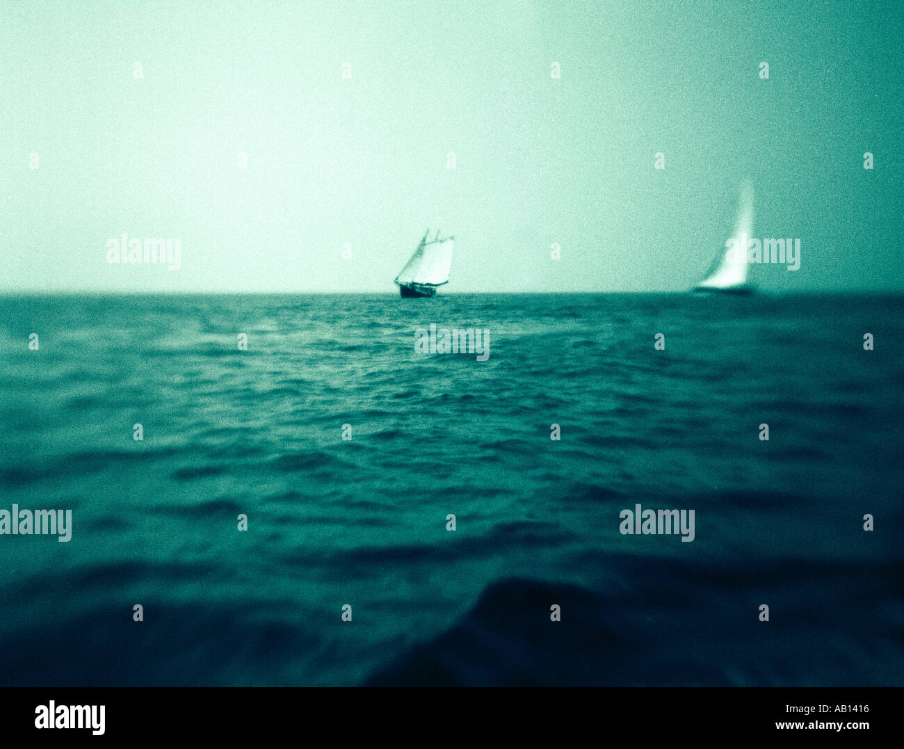 Barche a vela all'orizzonte Foto Stock