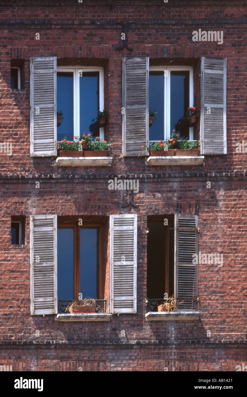 Fiori di vita e fiori di morte in una finestra francese da Steven crepuscolo Foto Stock