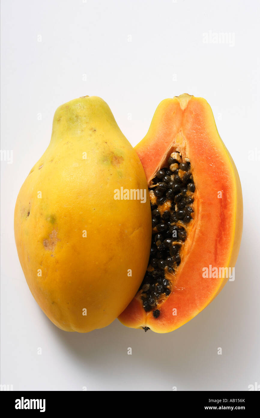 Due interi papaya FoodCollection Foto Stock