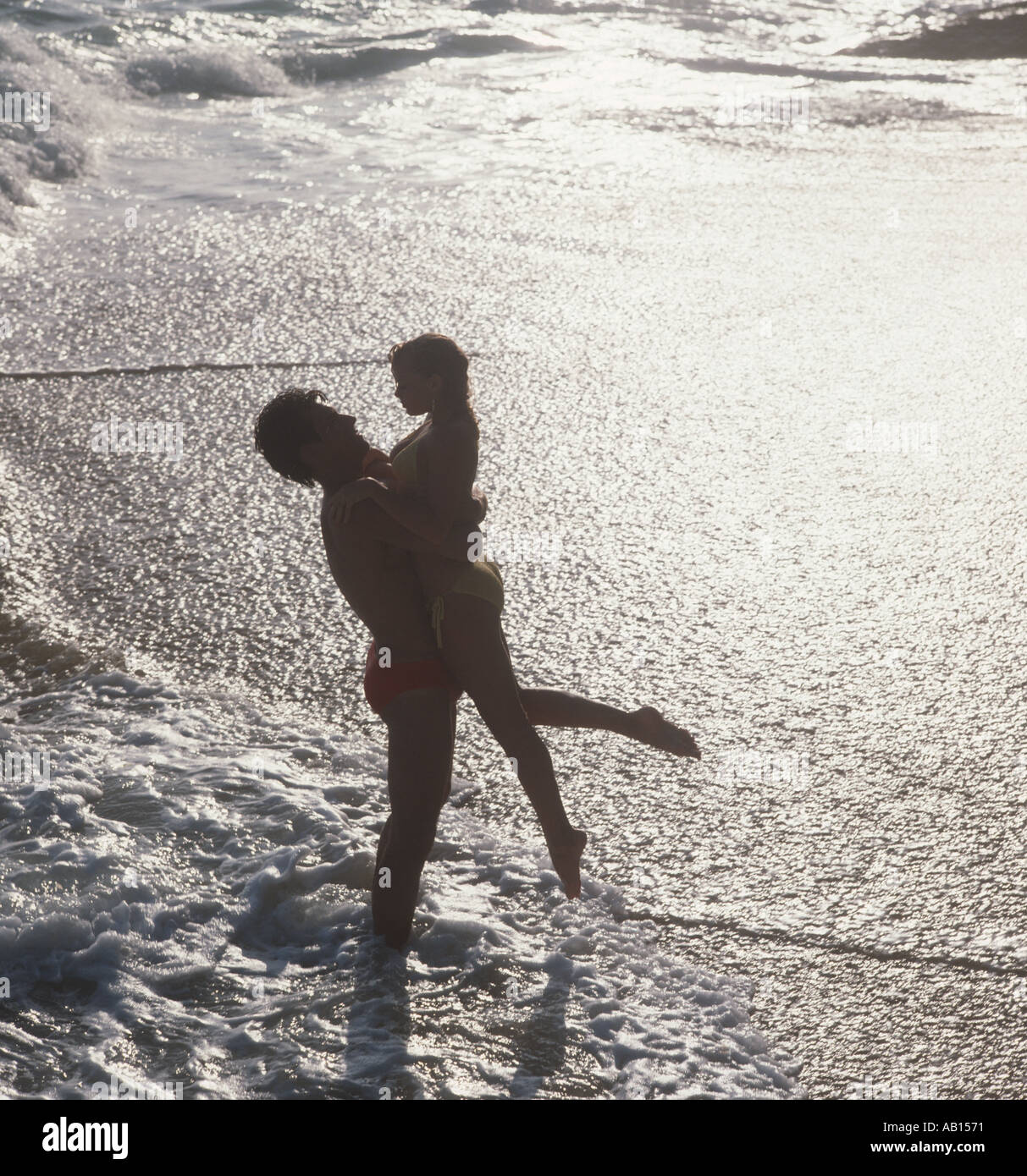 Coppia romantica abbracciando sulla spiaggia al chiaro di luna a Acapulco Messico Foto Stock