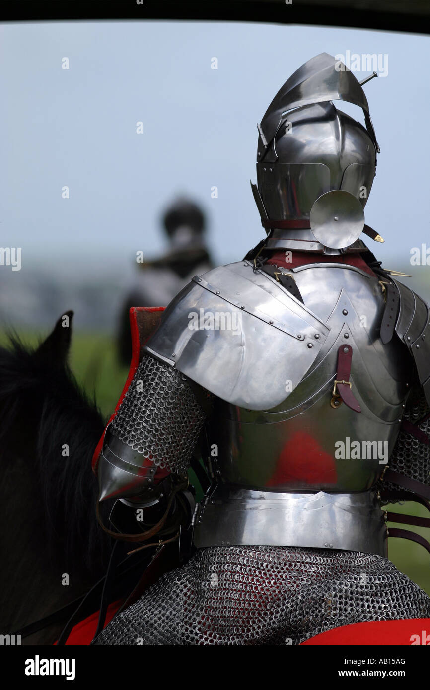 Cavaliere armato in attesa di combattimento a giostra medievale , torneo Pendennis Castle , Falmouth , Cornwall Regno Unito Foto Stock