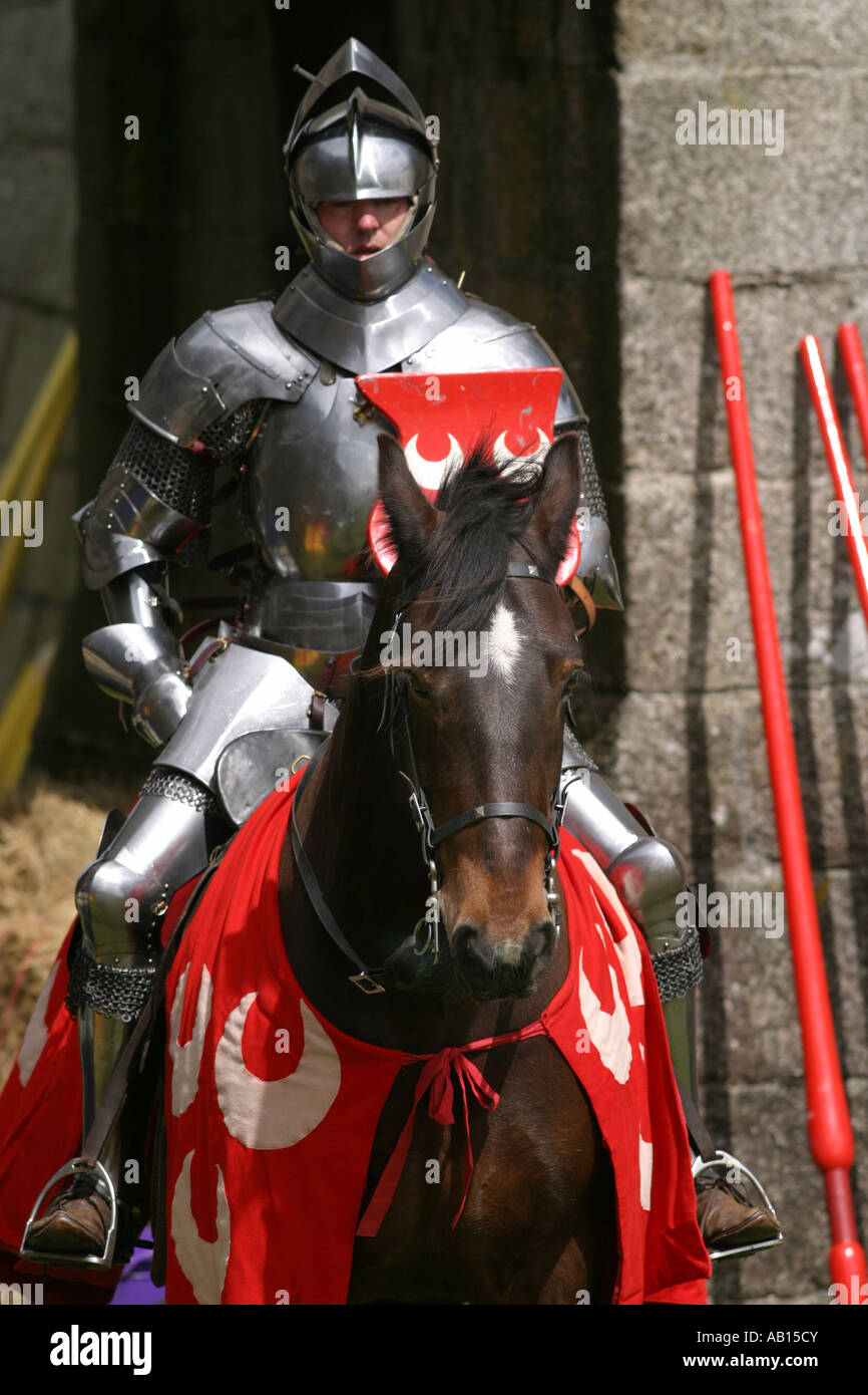 Cavaliere a cavallo presso medieval reinactment giostre torneo, Pendennis Castle, Falmouth , Cornwall Regno Unito Foto Stock