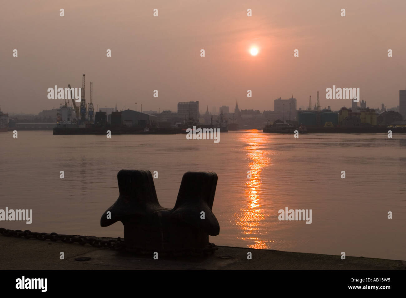 Regno Unito Meteo. Impostazione nebuloso sun. Lo skyline di Aberdeen, città edifici, navi, spese di spedizione, il porto e il porto con il mare riflessioni, Aberdeenshire, Scozia. Foto Stock