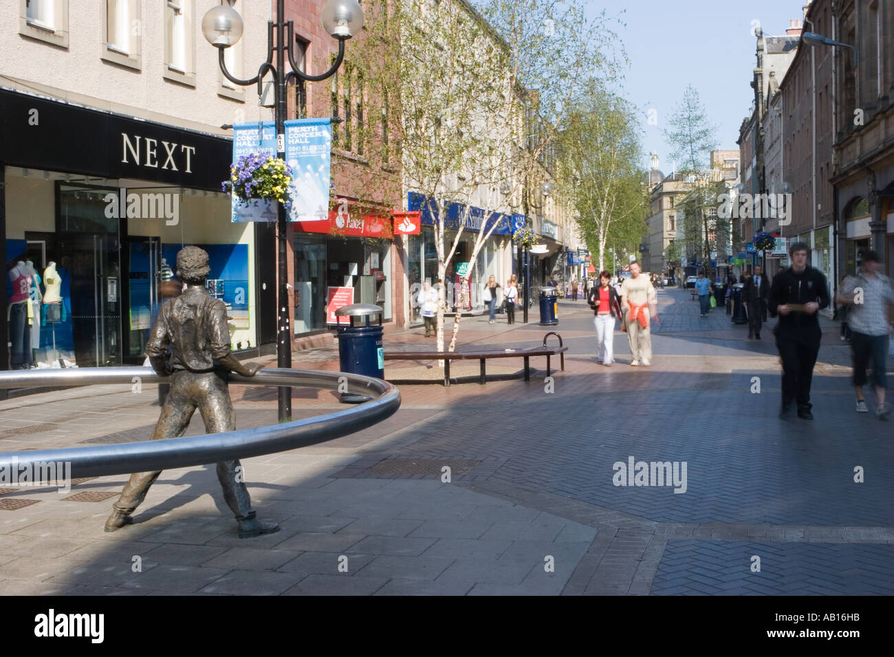 'NAE Day SAE Dark' in uomo pensivo nel centro della città di Perth, statua ad anello in acciaio di arte pubblica, decorazioni natalizie e luci di strada festive Perthshire UK Foto Stock