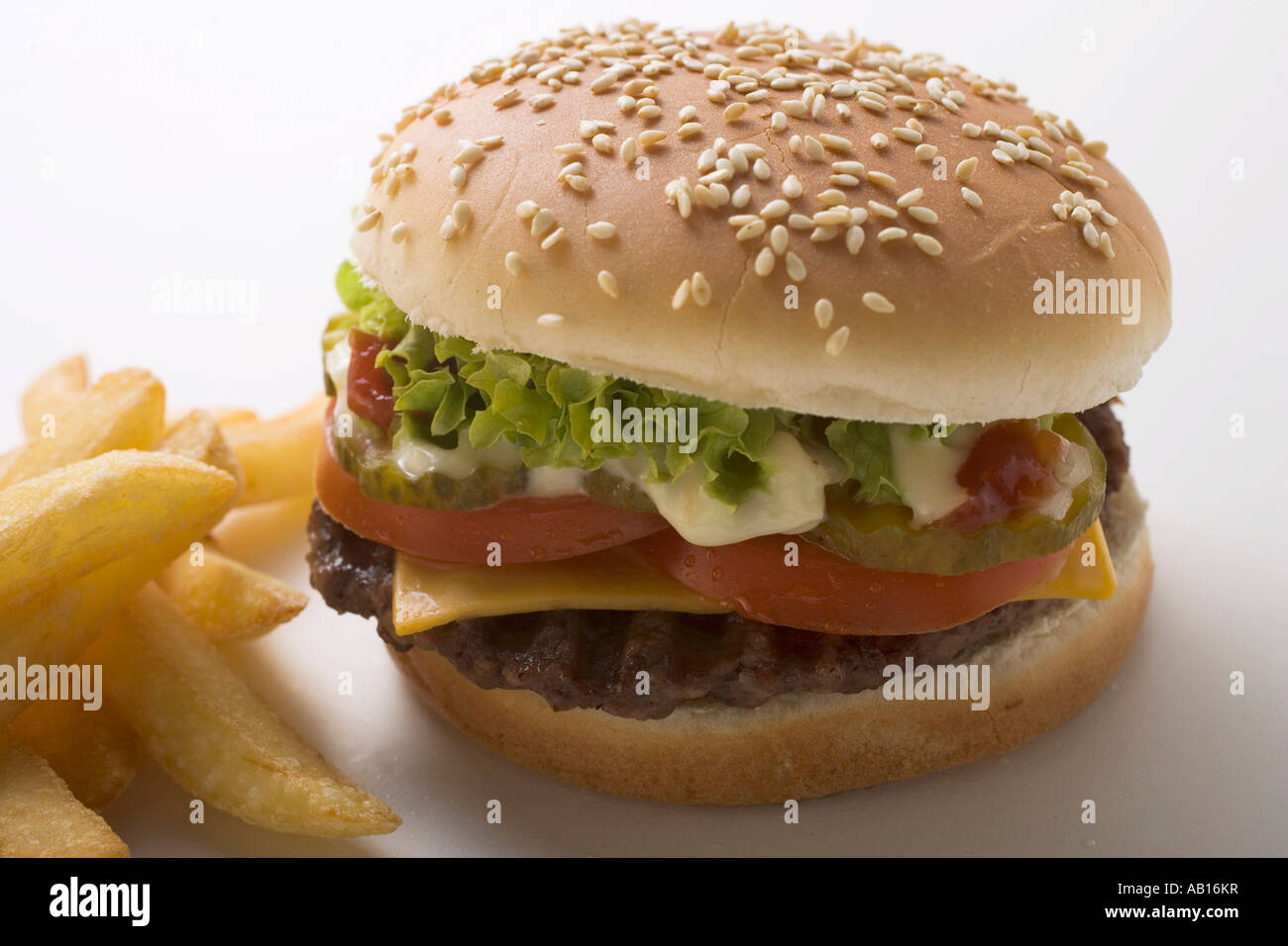 Cheeseburger con patatine FoodCollection Foto Stock